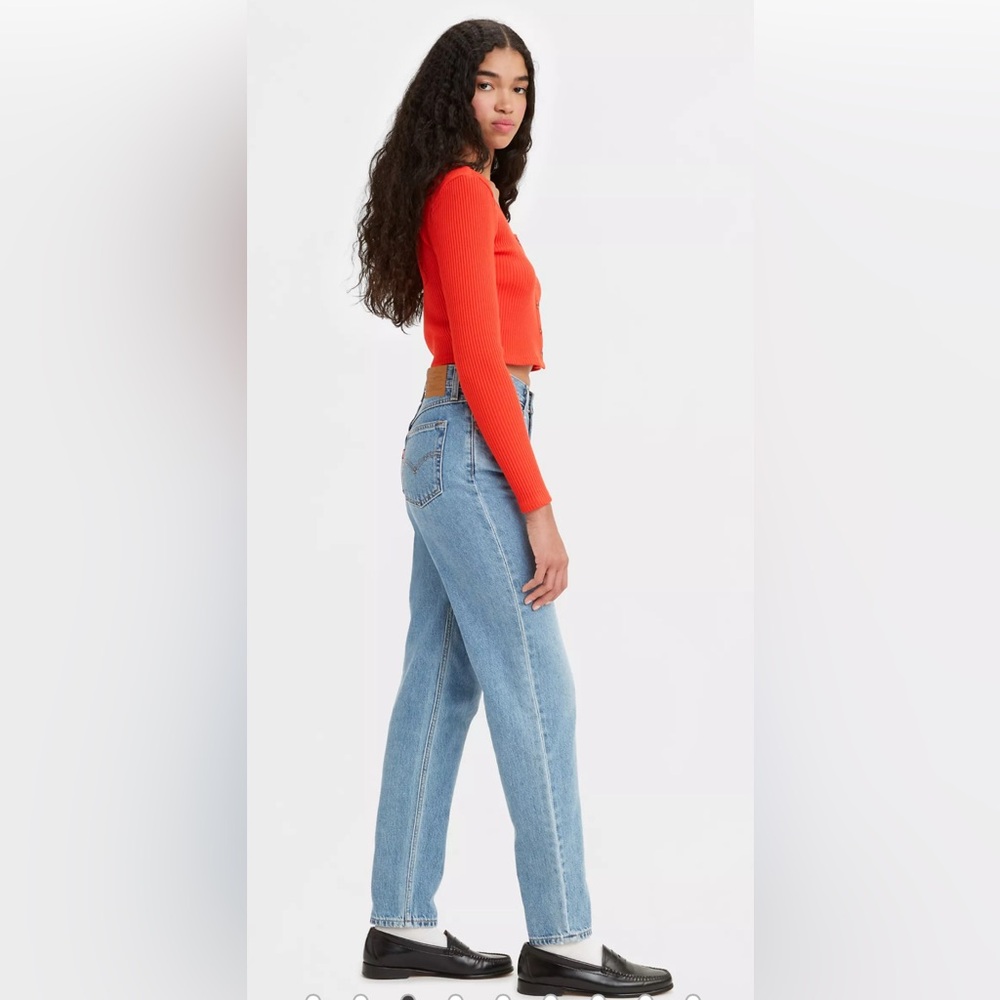 WOMENS LEVI’S HIGH WAISTED MOM JEAN IN A LIGHT WASH BLUE DENIM 80’s VIBE SIZE 25 - Picture 3 of 16